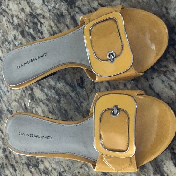 Bandolino gold heels - Picture 1 of 3
